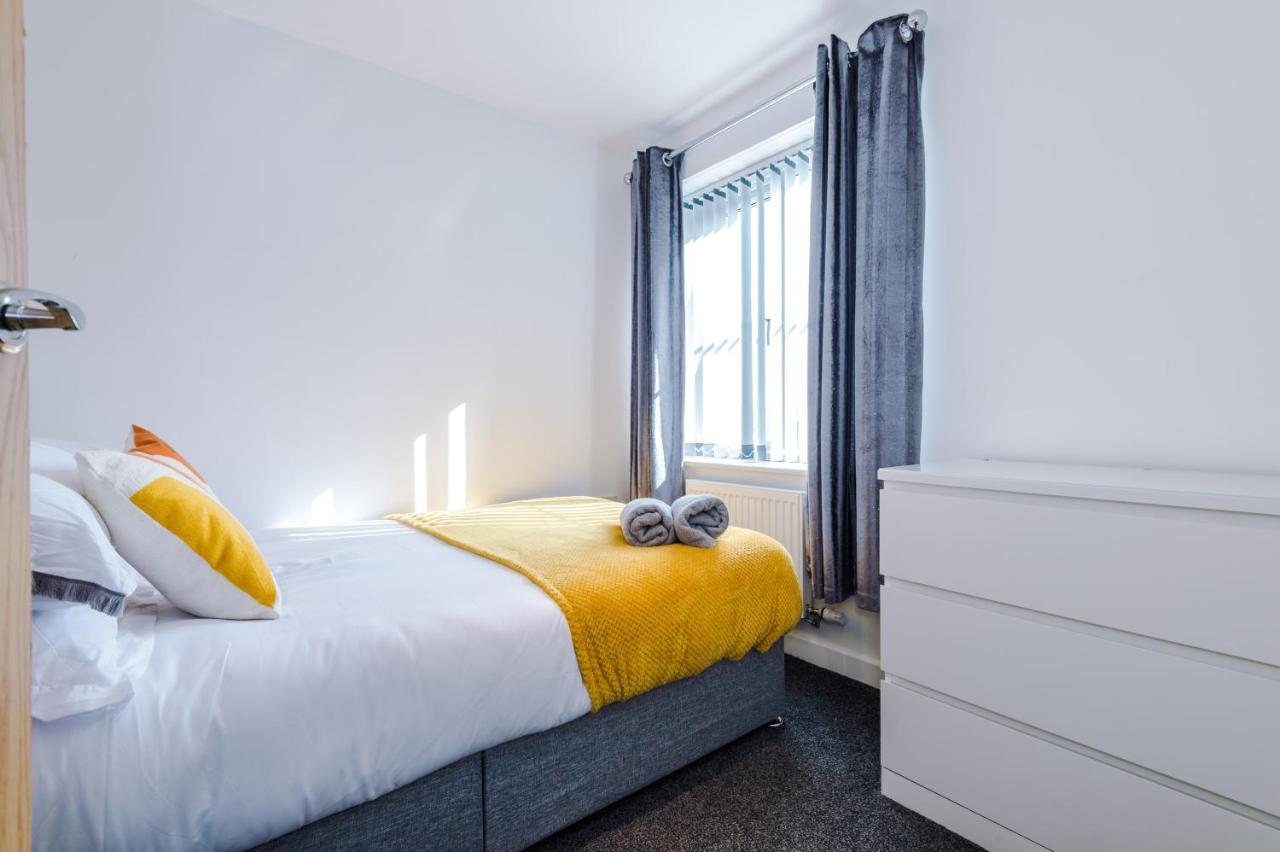 Apartment Modern Duo: Work & Leisure Warrington