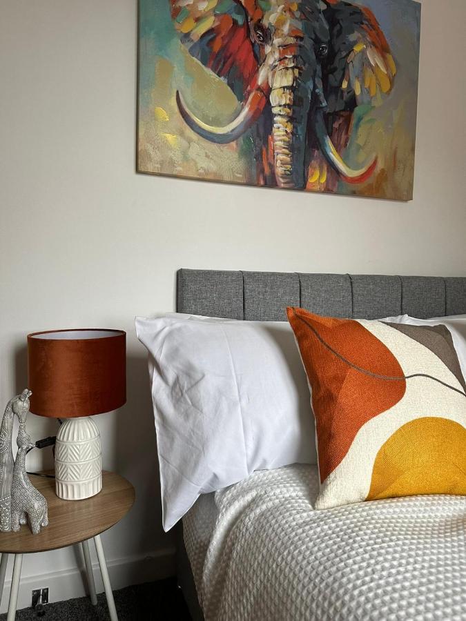 Apartment Modern Duo: Work & Leisure Warrington