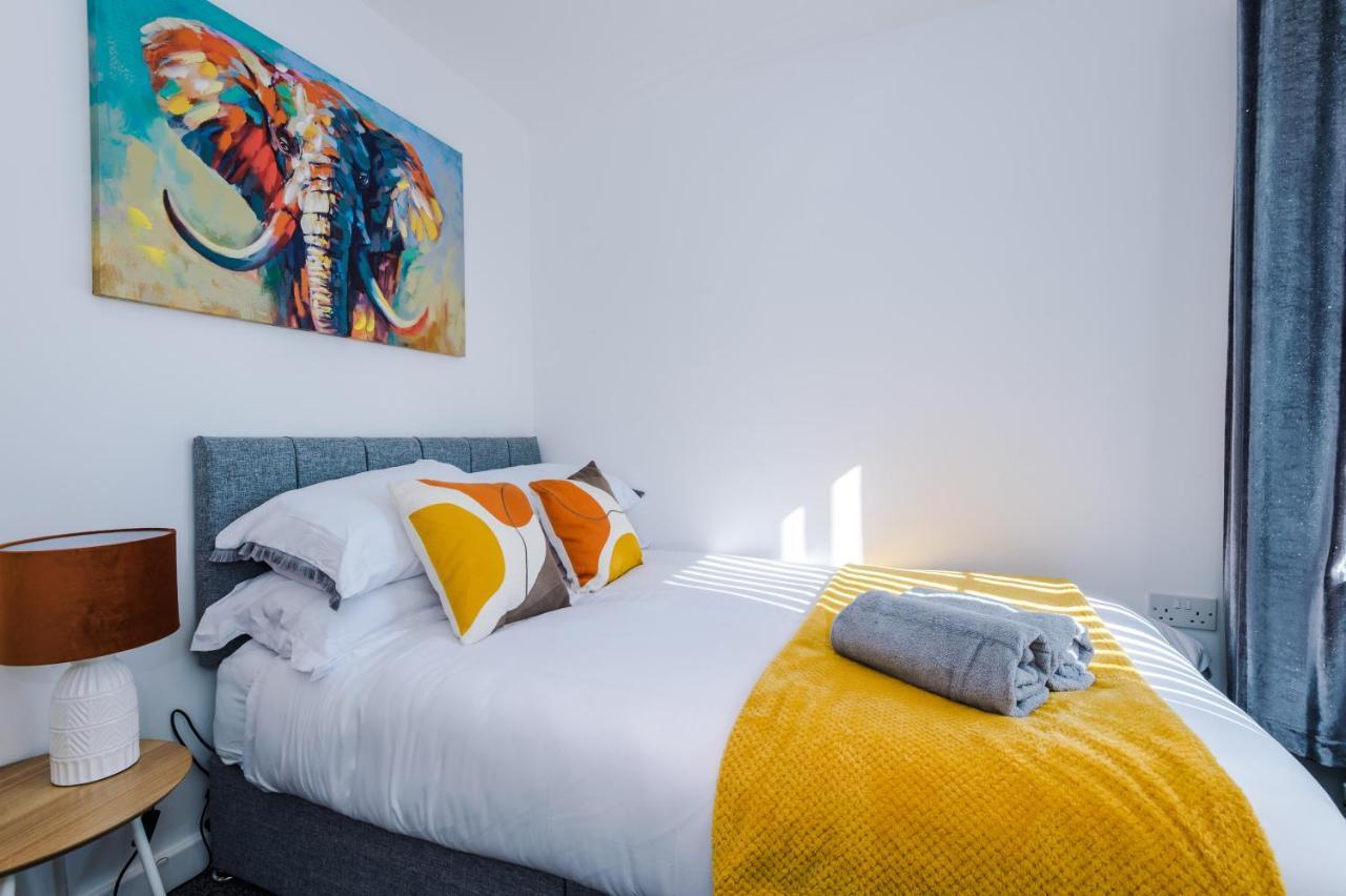 Apartment Modern Duo: Work & Leisure