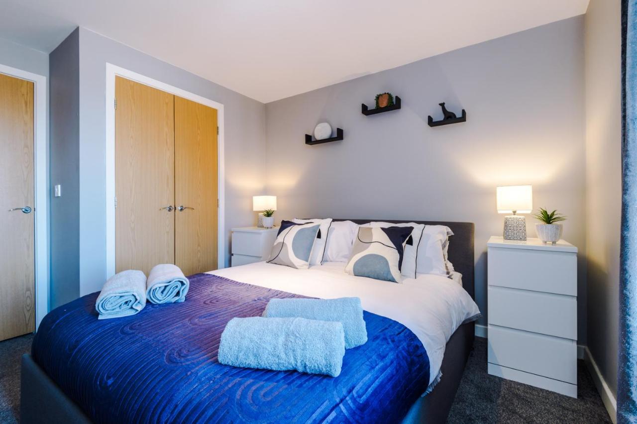 Apartment Modern Duo: Work & Leisure Warrington