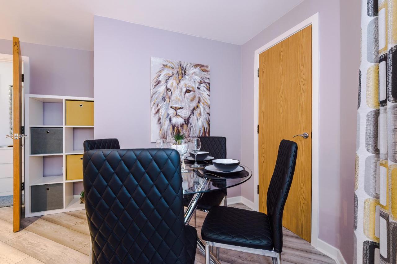 Apartment Modern Duo: Work & Leisure *