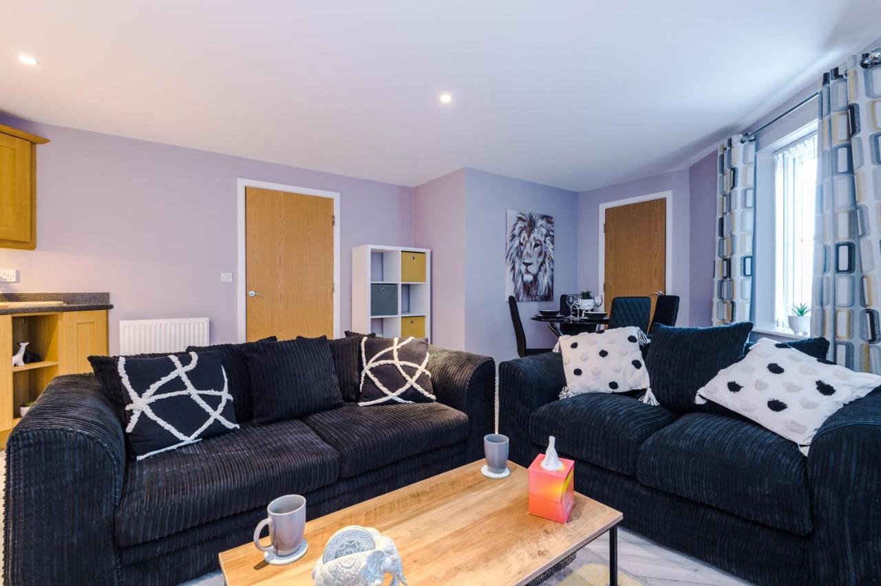 Apartment Modern Duo: Work & Leisure Warrington